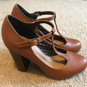 Women’s T-Strap Heels in Brown Size 6